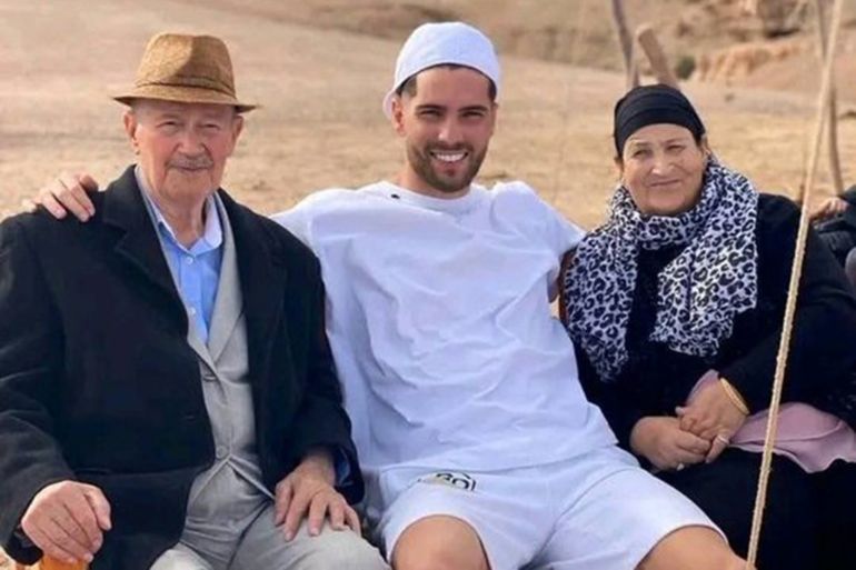 لوكا زيدان مع جده وجدته لأبيه في الجزائر.