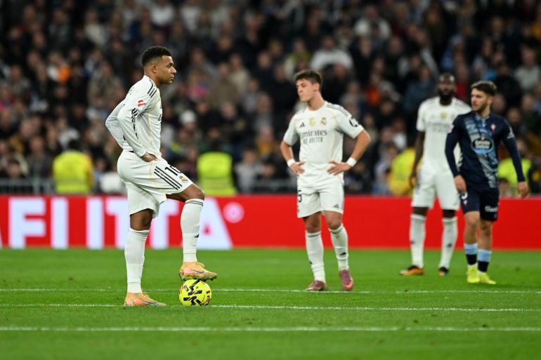 مدريد، إسبانيا - 07 ديسمبر: كيليان مبابي من ريال مدريد ينظر بعد هدف سيلتا فيغو الأول خلال مباراة الدوري الإسباني بين ريال مدريد وسيلتا فيغو على ملعب سانتياغو برنابيو في 07 ديسمبر 2025 في مدريد، إسبانيا.