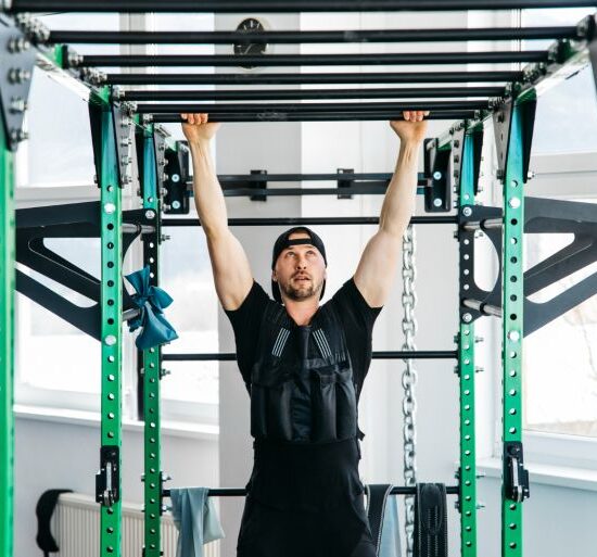 السترات المثقلة تحول الأنشطة اليومية البسيطة كالمشي وصعود السلالم إلى تمرين فعال يعزز اللياقة (فري بيك)