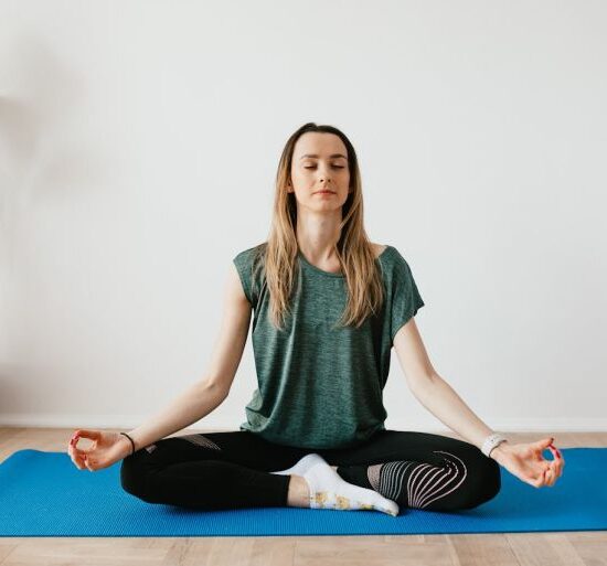 اليوغا وحركات التنفس العميق من أبرز تمارين المنطقة صفر (فري بيك)