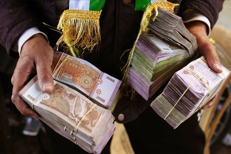 تغيير العملة خطوة سيادية عالية الكلفة لا تُثمر دون إصلاح مالي ونقدي متكامل (غيتي)