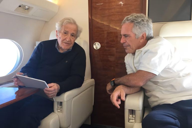 نظر النقاد إلى هذه الصورة بوصفها اللحظة التي تلتقي فيها "الراديكالية الفكرية" مع "الرأسمالية المشبوهة" في غرف مغلقة (شترستوك)