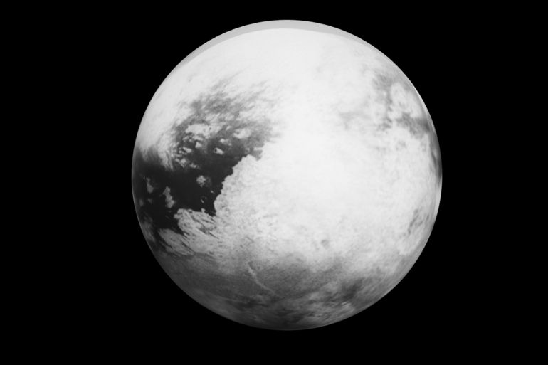 بدلا من محيط واسع مثل محيطات الأرض، نحن على الأرجح أمام شيء أقرب إلى جليد بحري كثيف (ناسا)