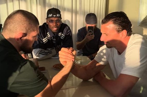 إبراهيموفيتش يتحدى نورمحمدوف في مسابقة كسر الذراع (مواقع تواصل)