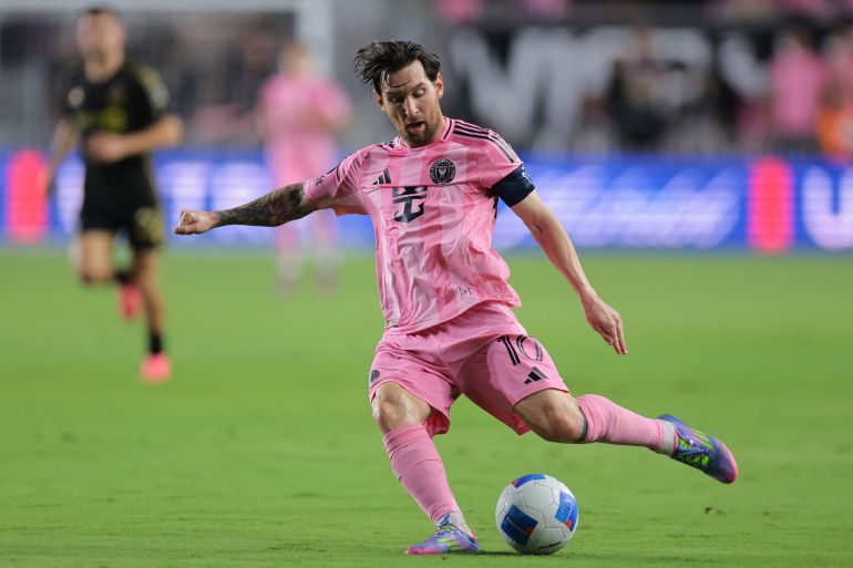 ميسي يحصد لقبا جديدا متجاوزا رونالدو وليبرون جيمس (رويترز)