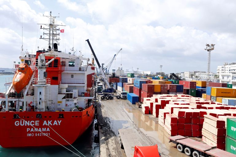 ميناء بنزرت بحاوياته الصامتة صورة مكثفة لفجوة بين موقعٍ بحري واعد ودور تجاري لم يرتق بعد إلى إمكاناته (رويترز)