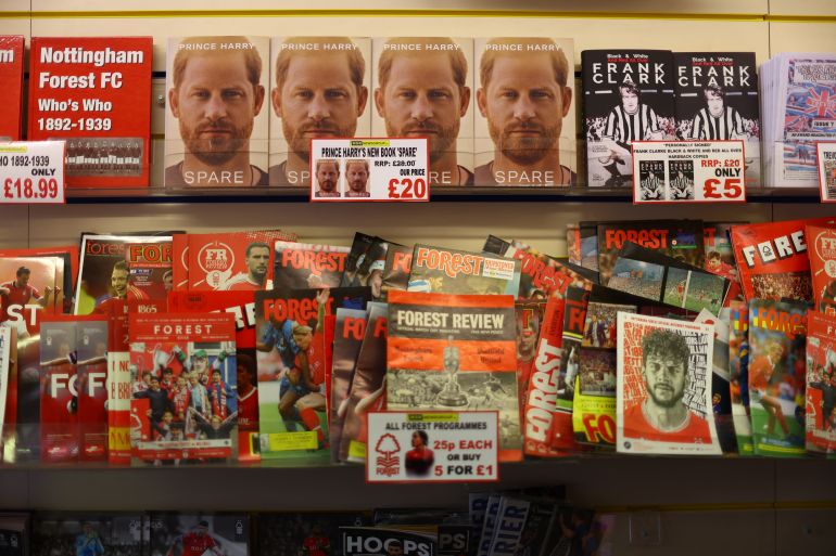 المؤسسات الغربية لا تنتظر المخطوطات لتصل إلى مكاتبها بمحض الصدفة، بل يمتلك محرروها حواس استشعارية حادة تطارد المواهب في مهدها (رويترز)