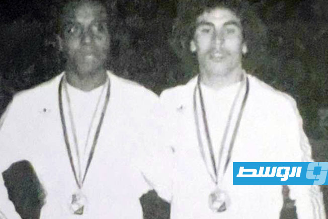 Al-Mabrouk Al-Misrati with his teammate Naji Al-Qadi with the Libyan national team (Archive: Internet)
