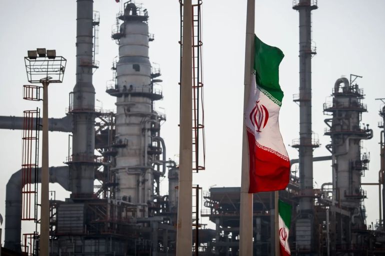 علم إيراني يرفرف قرب منشآت معالجة المكثفات الغازية في المنشأة الجديدة للمرحلة الثالثة بمصفاة شركة نجم الخليج الفارسي (PGSPC) في بندر عباس، إيران، الأربعاء 9 يناير 2019.
