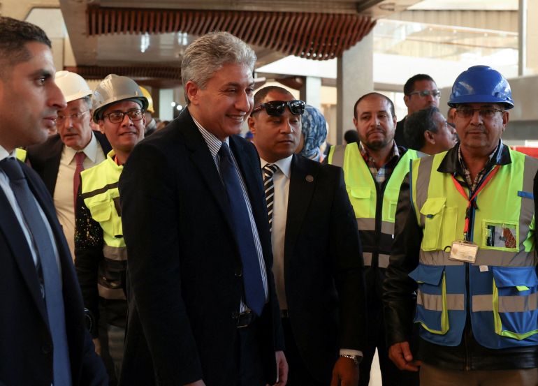 وزير السياحة والآثار برفقة علماء آثار وعمال يتفقدون كتلة خشبية أثرية تحيط بالمركب الشمسي الثاني للملك خوفو