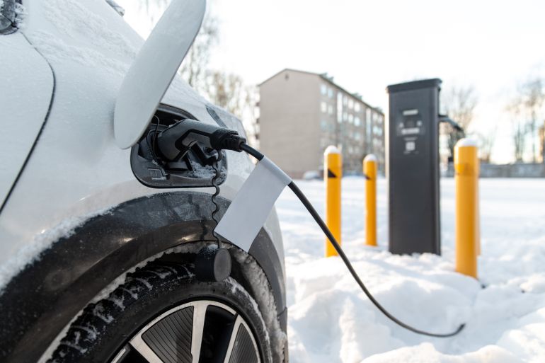 Charging an electric car battery in winter
