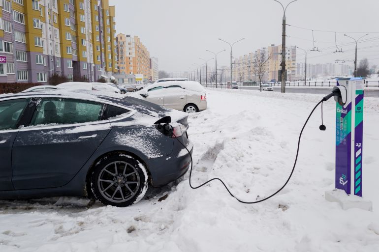في الطقس البارد يزداد استهلاك طاقة السيارة الكهربائية بسبب الاعتماد على نظام التدفئة (شترستوك)