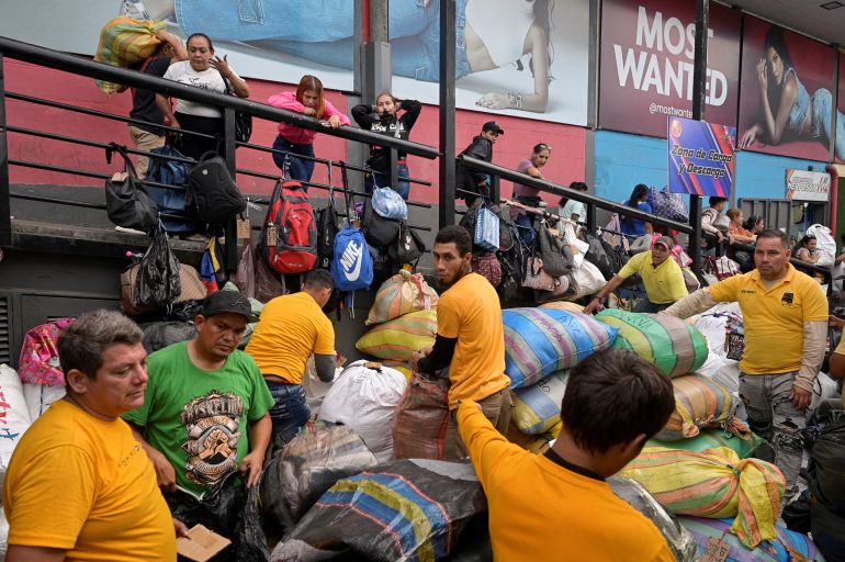 الفنزويليون يكافحون للحصول على احتياجاتهم الأساسية