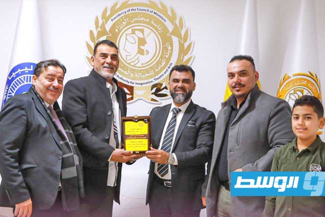 الهيئة العامة للخيالة والمسرح تكرم الفنان الكوميدي فرج عبدالكريم