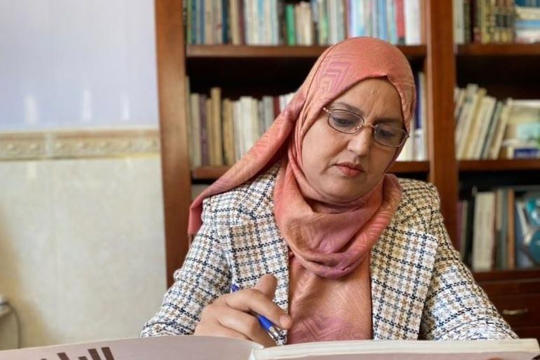 الكاتبة والروائية الجزائرية عائشة بنور (الجزيرة)