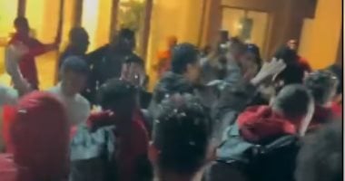 لاعبو المنتخب المصري يحتفلون في الفندق