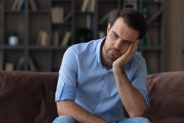 رغم الصورة الخارجية التي توحي بالنجاح والاتزان، يترك القلق عالي الأداء آثارا عميقة في حياة من يعانون منه (شترستوك)