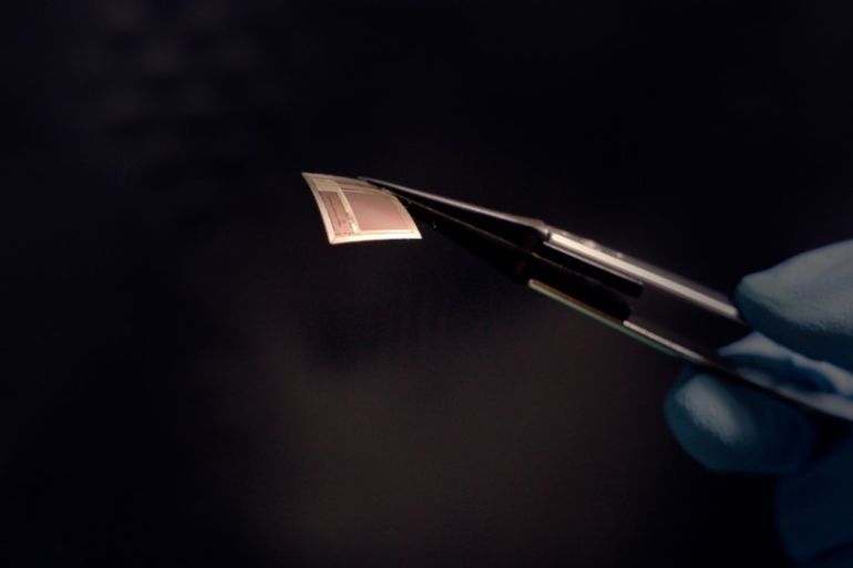 الغرسة العصبية مصنوعة من السيليكونـ وتُشكّل رابطا لاسلكيا بين الدماغ وأجهزة الحاسوب الخارجية (جامعة كولومبيا)