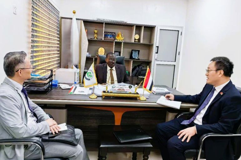 وكيل التخطيط بوزارة المالية السودانية ناقش مع القائم بأعمال السفارة الصينية (يمين) دعم بكين لعدد من المشاريع السودانية (وزارة المالية السودانية)