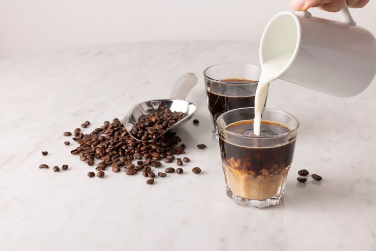 لا يزال بالإمكان تحسين القيمة الصحية لفنجان القهوة دون التضحية بالمذاق (غيتي إيميجز)