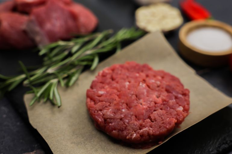 اللحم البقري الحقيقي له رائحة مميزة عند الطهي. إذا لاحظت رائحة تشبه النقانق أو اللحم المصنع أو رائحة كيميائية خفيفة، فقد يدل ذلك على وجود إضافات (غيتي)