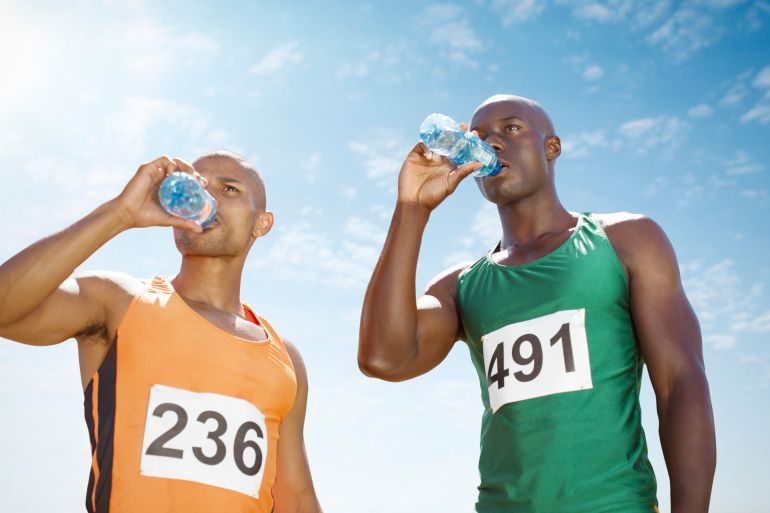 يعتمد البعض على المياه القلوية لاعتقادهم بقدرتها على تحسين مستويات الطاقة (غيتي إيميجز)