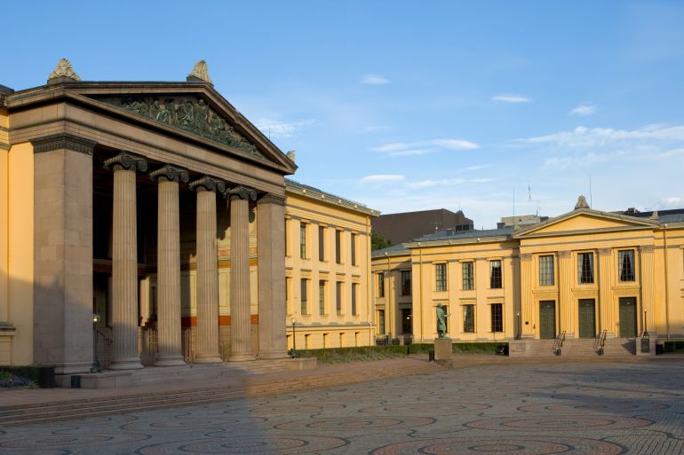 إعادة لمس سهلة؛ التصوير الفوتوغرافي؛ اللون؛ لا أحد؛ على التوالي؛ وجهات السفر؛ موقع المدينة؛ خارج المبنى؛ العمارة؛ تاريخي؛ سماء صافية؛ نهار؛ سلسلة؛ أفقي؛ في الهواء الطلق؛ أوسلو؛ النرويج؛ جامعة أوسلو؛ عمود؛ ركيزة