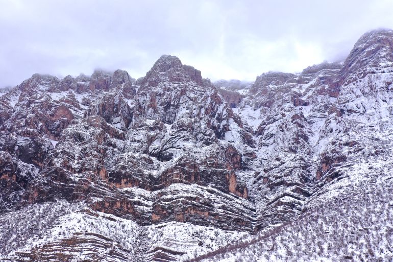 تساقط الثلوج على جبل في السليمانية (صور ملتقطة بطائرة بدون طيار)