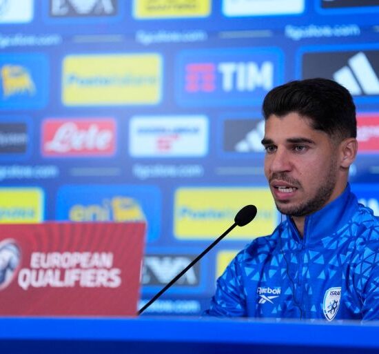 انتقال اللاعب الإسرائيلي مانور سولومون إلى فيورنتينا أغضب قطاعات واسعة من جماهير الفريق الإيطالي (رويترز)