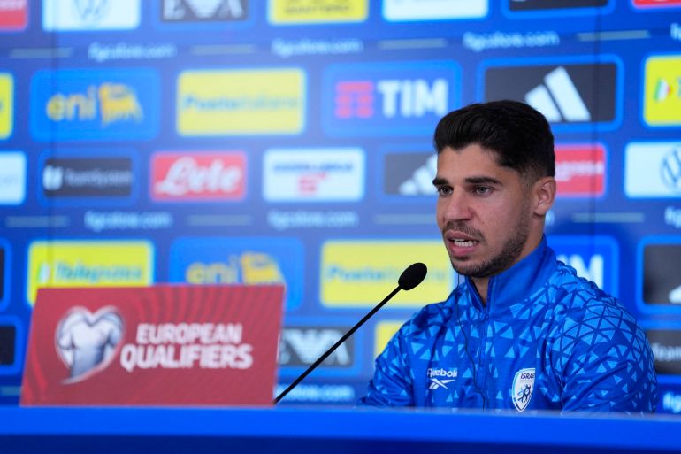 انتقال اللاعب الإسرائيلي مانور سولومون إلى فيورنتينا أغضب قطاعات واسعة من جماهير الفريق الإيطالي (رويترز)