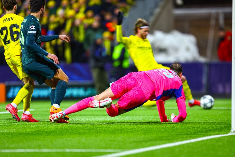 Bodoe/Glimt's Danish forward #09 Kasper Waarst Hogh (Back) scores his team's second goal during the UEFA Champions League, league Phase - day 7 football match between Bodoe/Glimt and Manchester City in Bodoe, Norway on January 20, 2026. (Photo by Mats Torbergsen / NTB / AFP) / NORWAY OUT