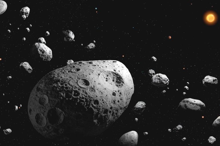 رسم تخيلي للكويكب الكبير "إم إن 45 -2025" الأسرع دورانا في حزام الكويكبات الرئيسي، وتظهر الشمس والمشتري في الخلفية (مرصد فيرا روبين)