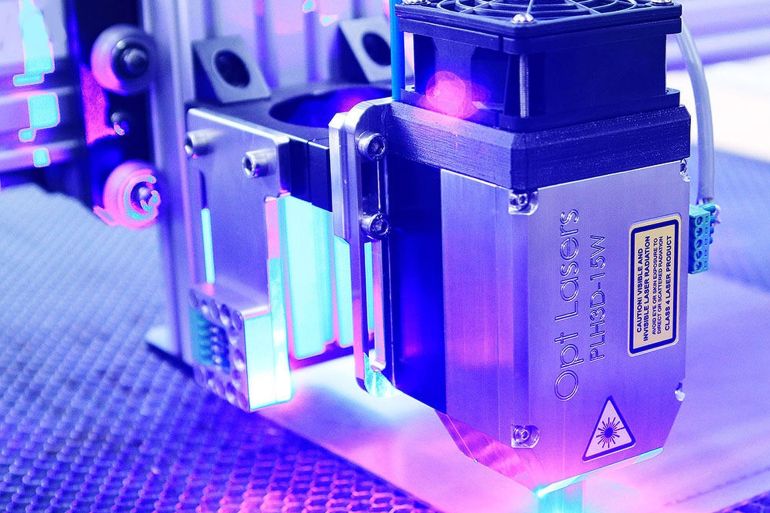 فيزياء المادة المكثفة، والتي تدرس خصائص المادة في حالتيها الصلبة والسائلة (بيكسابي)