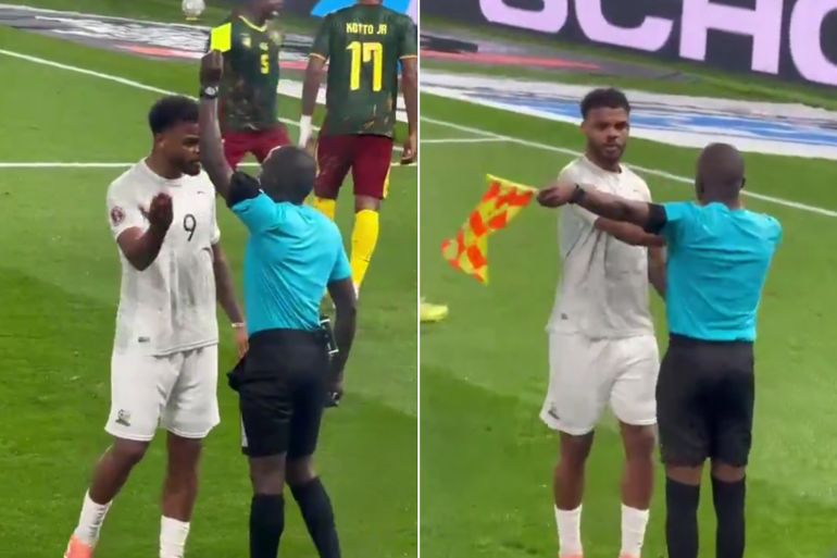 لاعب منتخب جنوب أفريقيا تصرف بطريقة غير لائقة مع الحكم المساعد في مباراة الكاميرون (مواقع التواصل)