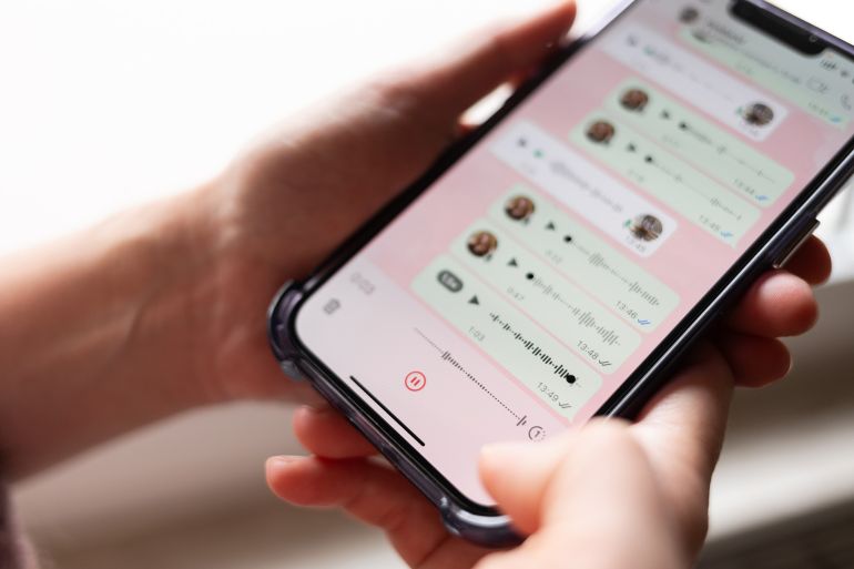 الرسائل النصية ليست الوسيلة الأفضل للتواصل دائما إذ قد توسع فجوة سوء الفهم بين الطرفين (شترستوك)