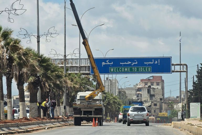 الفواتير الصادرة وفق التسعيرة الجديدة أثارت صدمة لدى عدد من المواطنين في سوريا (الجزيرة)