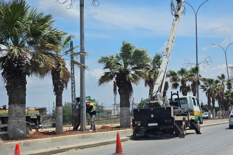 Syria Ministry of Energy repairing electrical networks