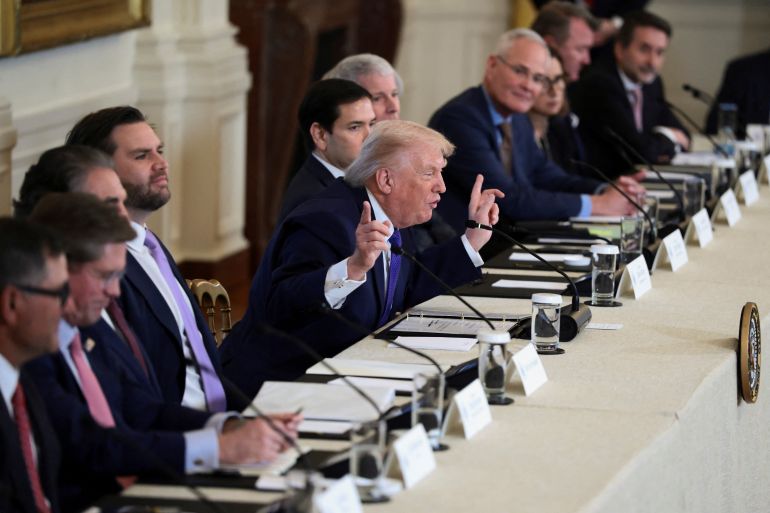 ترامب خلال اجتماع في البيت الأبيض مع رؤساء شركات نفط أمريكية حول فنزويلا (رويترز)