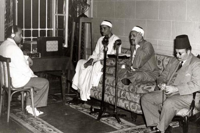 الملك فاروق يستمع إلى تلاوة الشيخ طه الفشني (مواقع التواصل الاجتماعي)