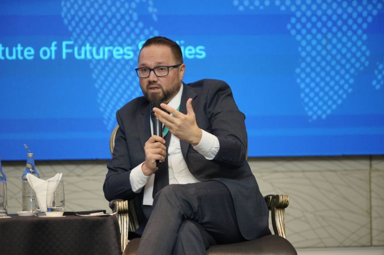 الأكاديمي البوسني الدكتور ميرزا سارايكتش من المشتغلين على تحليل الخطاب الاستشراقي في البلقان (الجزيرة)