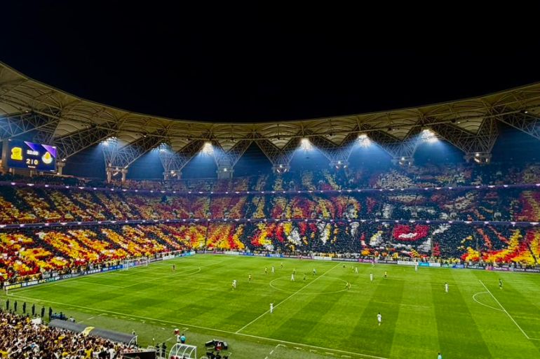 "أطلق العنان للوحش".. تيفو جماهير الاتحاد يخطف الأنظار في ملعب الجوهرة ( حساب الاتحاد على منصة إكس)