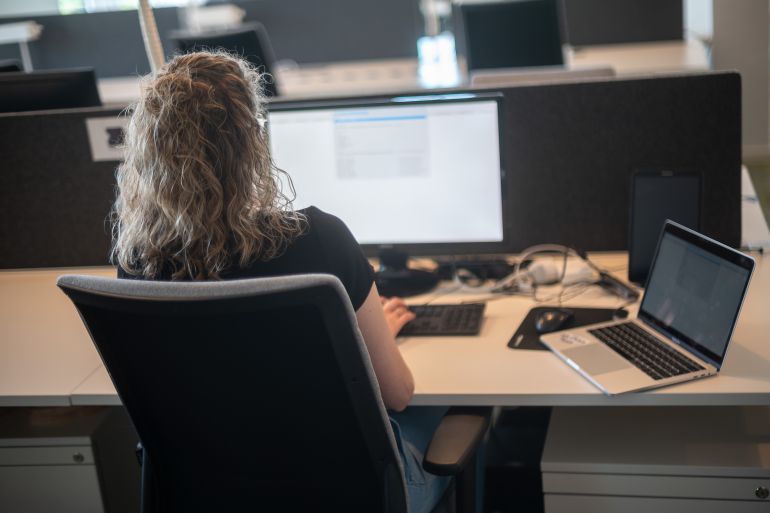 تطبيق جديد يهدف إلى مساعدة مستخدمي أجهزة ماك على تحسين وضعية الجلوس أثناء العمل (وكالة الأنباء الألمانية)