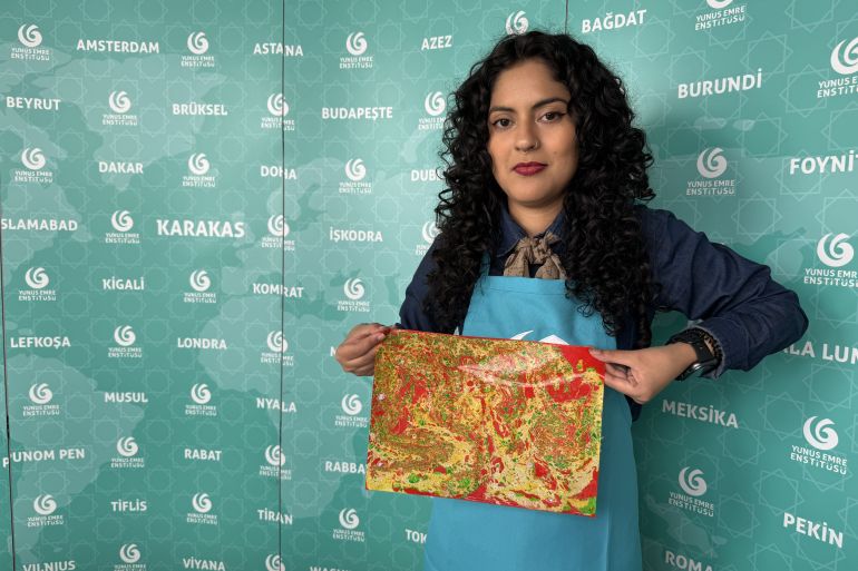 تحول الفنانة الفنزويلية باولا تشاكون، فن الإبرو التركي من تقنية تقليدية إلى مساحة إبداع معاصر (وكالة الأناضول )