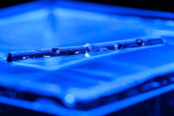 الفريق عالج سطح الأنابيب بطريقة تجعلها شديدة الكراهية للماء (جامعة روتشستر)