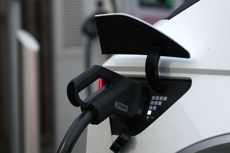 فحص حالة البطارية يجب أن يكون خطوة أساسية عند شراء سيارة هجينة مستعملة (غيتي)