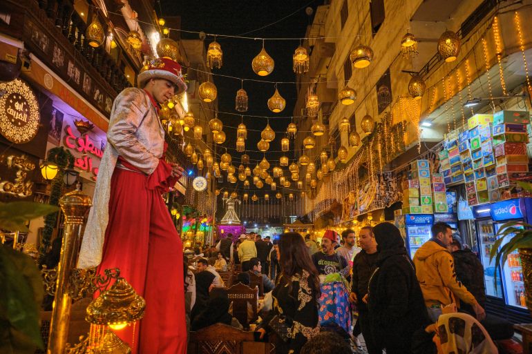طرق استقبال شهر رمضان المبارك تختلف من بلد إلى آخر (شترستوك)