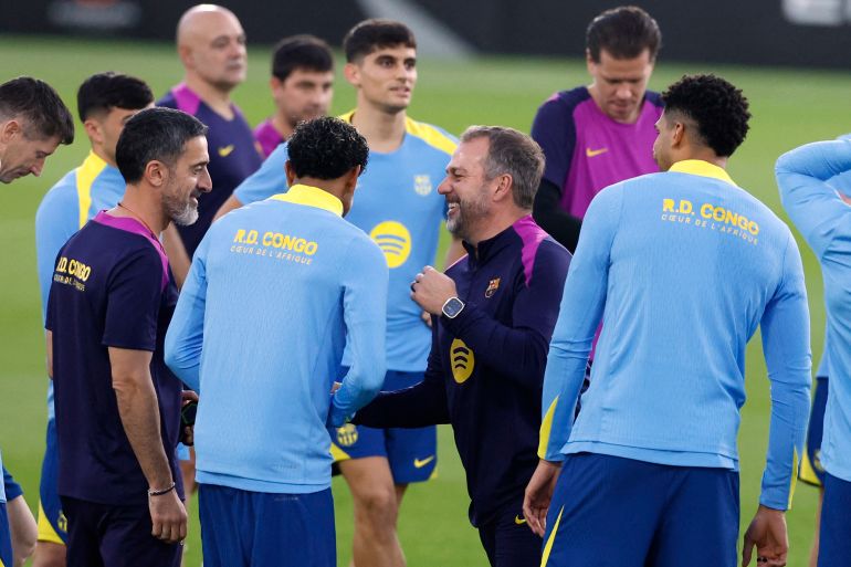 هانسي فليك مدرب برشلونة استعان بأخصائي لضمان نوم جيد للاعبيه (رويترز)