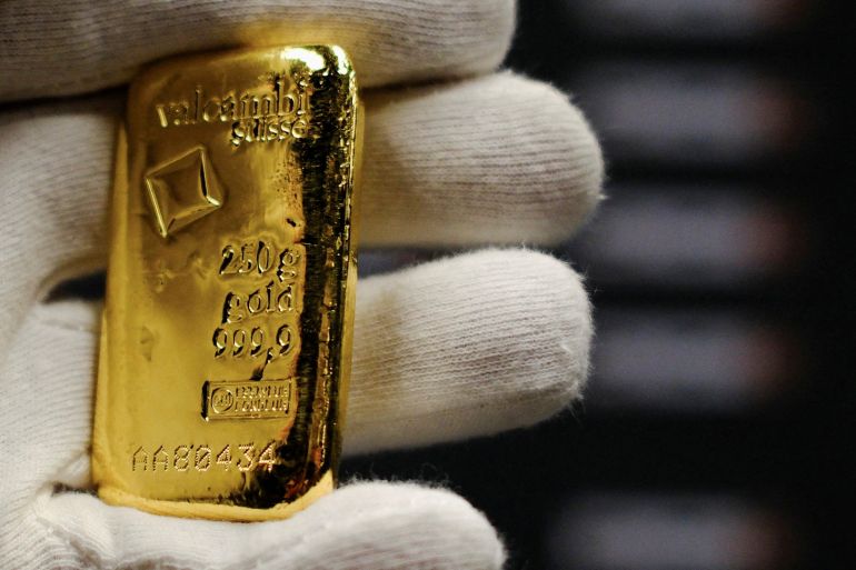 الذهب تراجع خلال جلسة اليوم الخميس بعد انتعاش طفيف (رويترز)