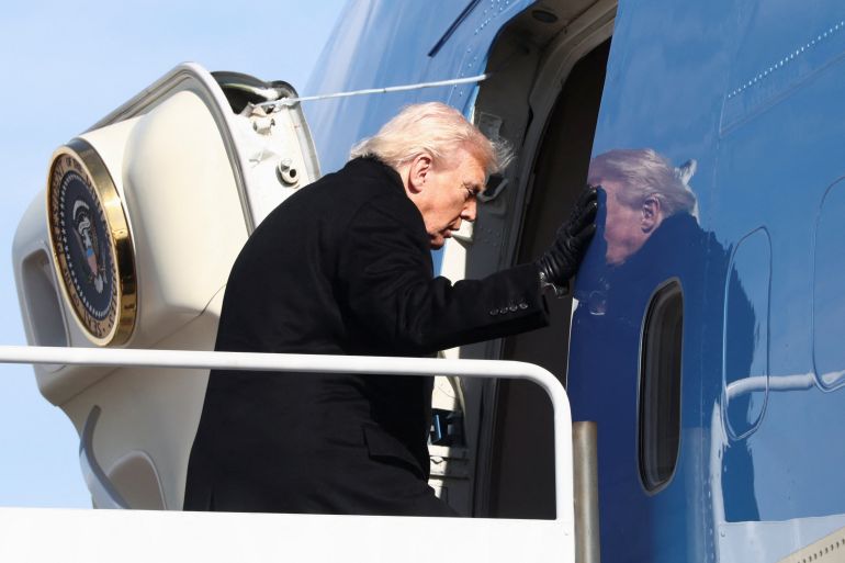 الرئيس الأمريكي دونالد ترامب يصعد إلى طائرة إير فورس ون عند مغادرته من قاعدة أندروز المشتركة في ماريلاند بالولايات المتحدة، 27 يناير 2026.