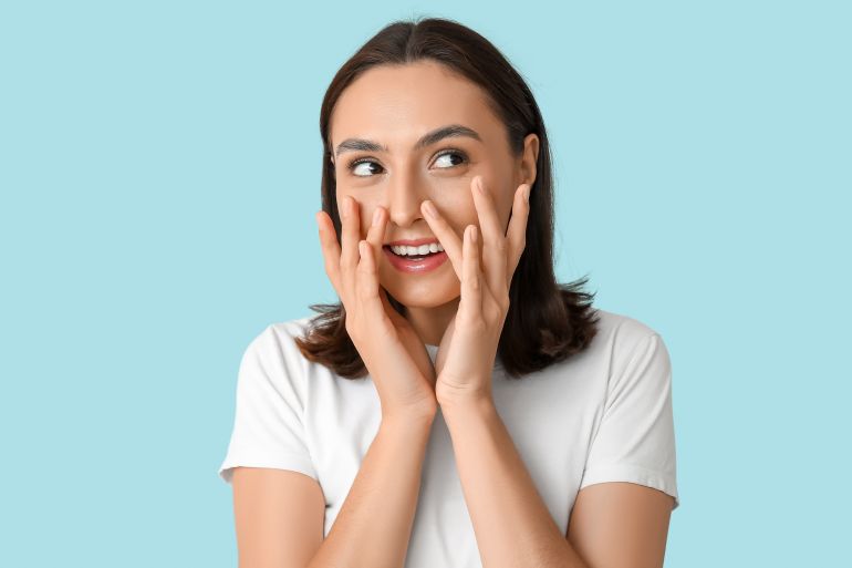 ليس الأنف وحده هو الشيء الذي يتجاهله الدماغ (شترستوك)